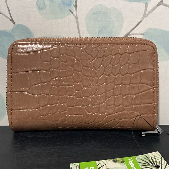 Badgley Mischka Croco Vegan Leather Wallet NWT - Picture 3 of 6